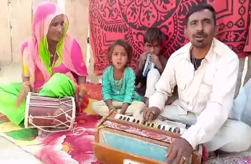 कंठी पर मोर बोले, पर या बनड़ी ना बोले