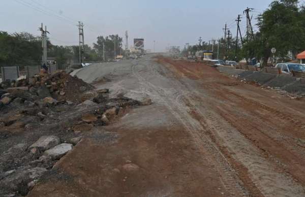 कार्य में तेजी नही होने से काम अभी तक अधूरा है।