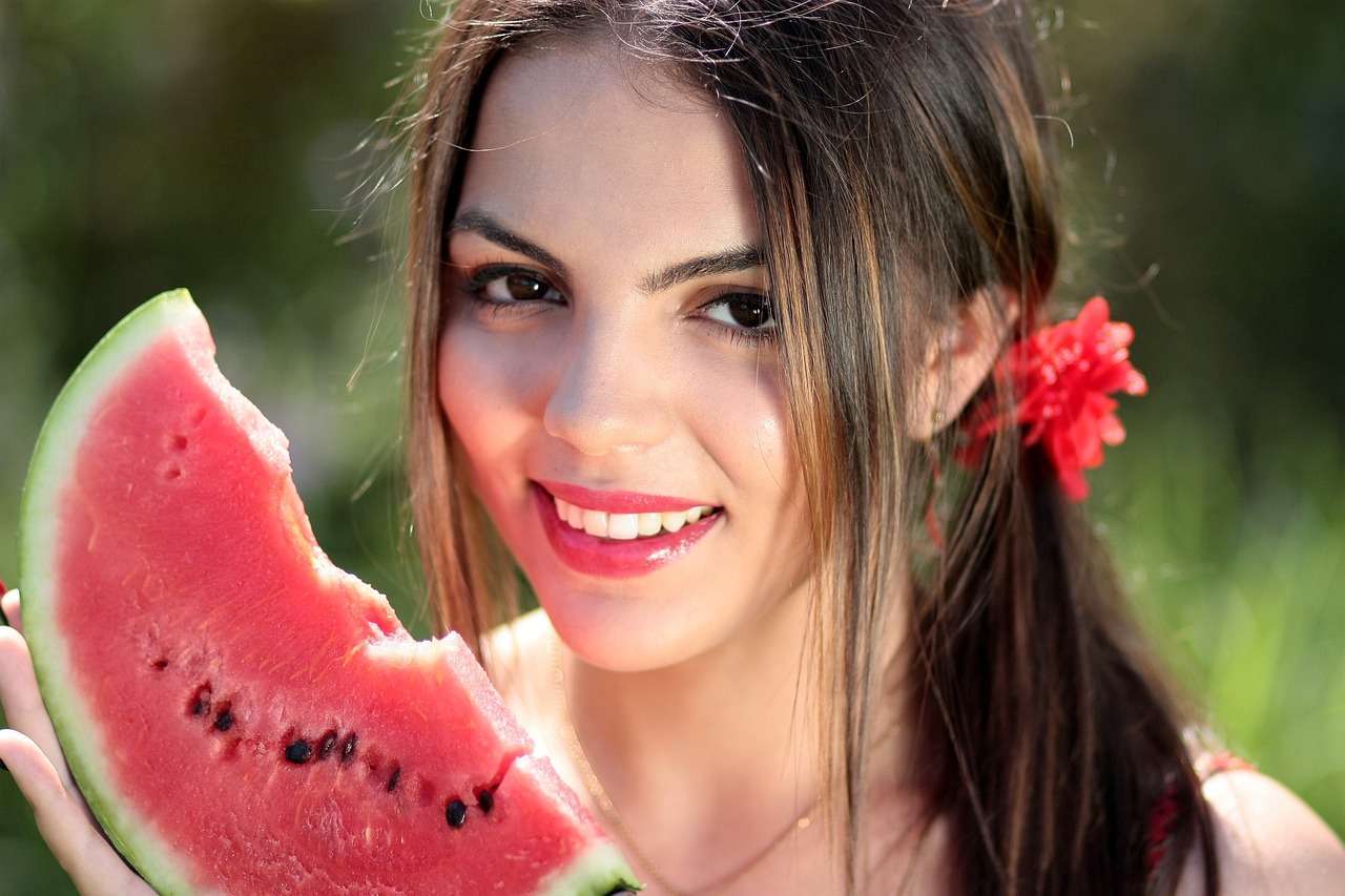 Beauty Benefits of Watermelon: जानिए कैसे रखें वॉटरमेलन से अपनी स्किन को हेल्दी
और खूबसूरत