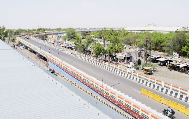 बाड़मेर का नेहरू नगर पुल तेज गर्मी और धूप के कारण दोपहर में नजर आया सूना।