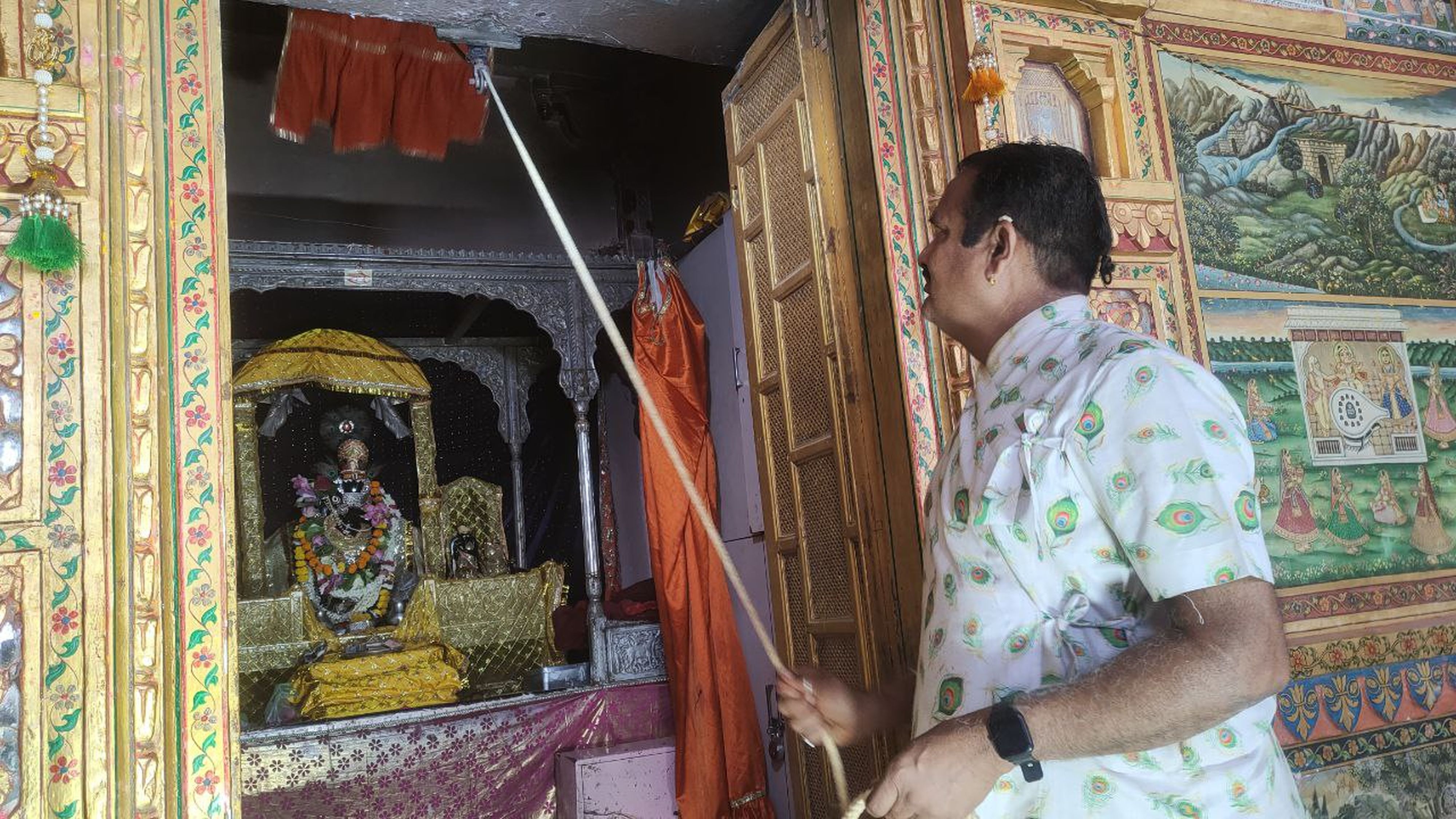 RELIEF -- ठाकुरजी को गर्मी से बचाने के जतन, चालू हुए पंखें-कूलर