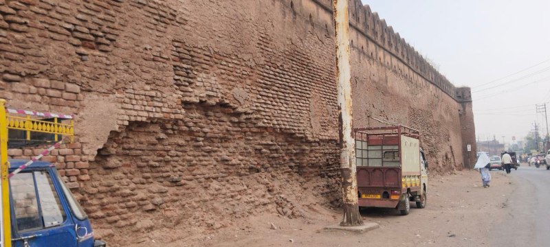 Thousands of wounds on the wall of Parkota, the encroachers weakened it by making a dent