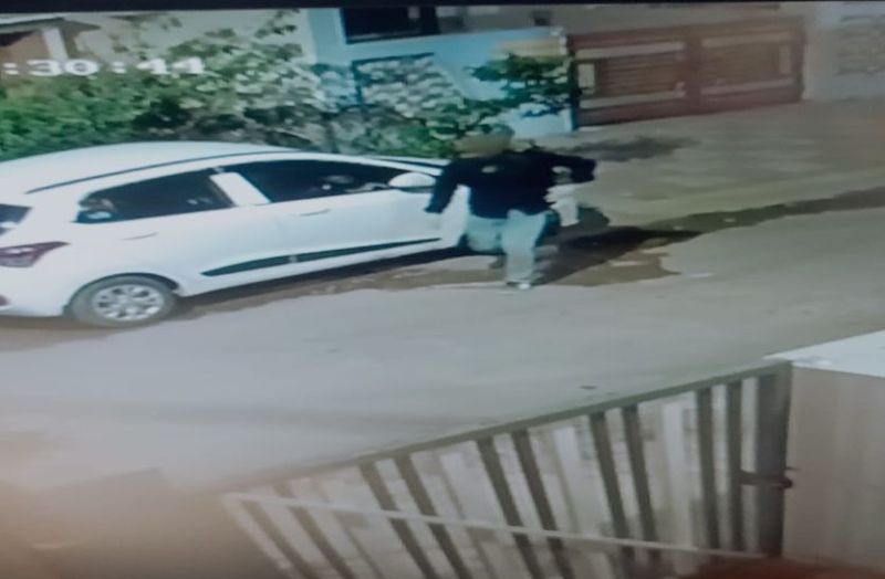 हाथों में ग्लब्स पहनकर आए नकाबपोश बदमाश ने कारोबारी के घर से उड़ाए 13 लाख