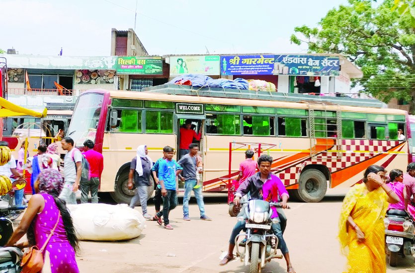 Arrangement deteriorated due to haphazardly parked buses in Jashpur bus stand.