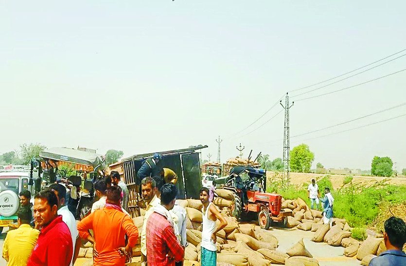 स्टेट हाइवे पर दो ट्रैक्टरों में टक्कर, लगा जाम