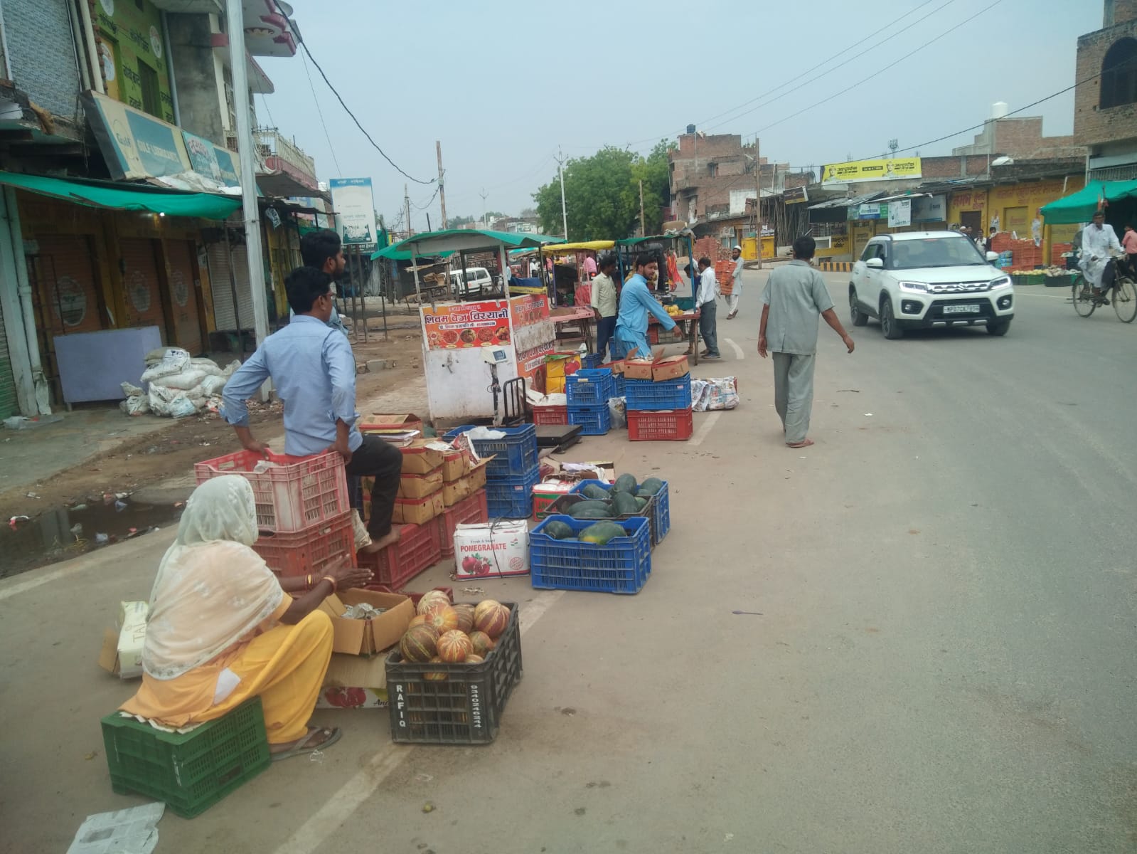 सड़क पर लग रही फल की थोक मंडी, हादसे का भय
