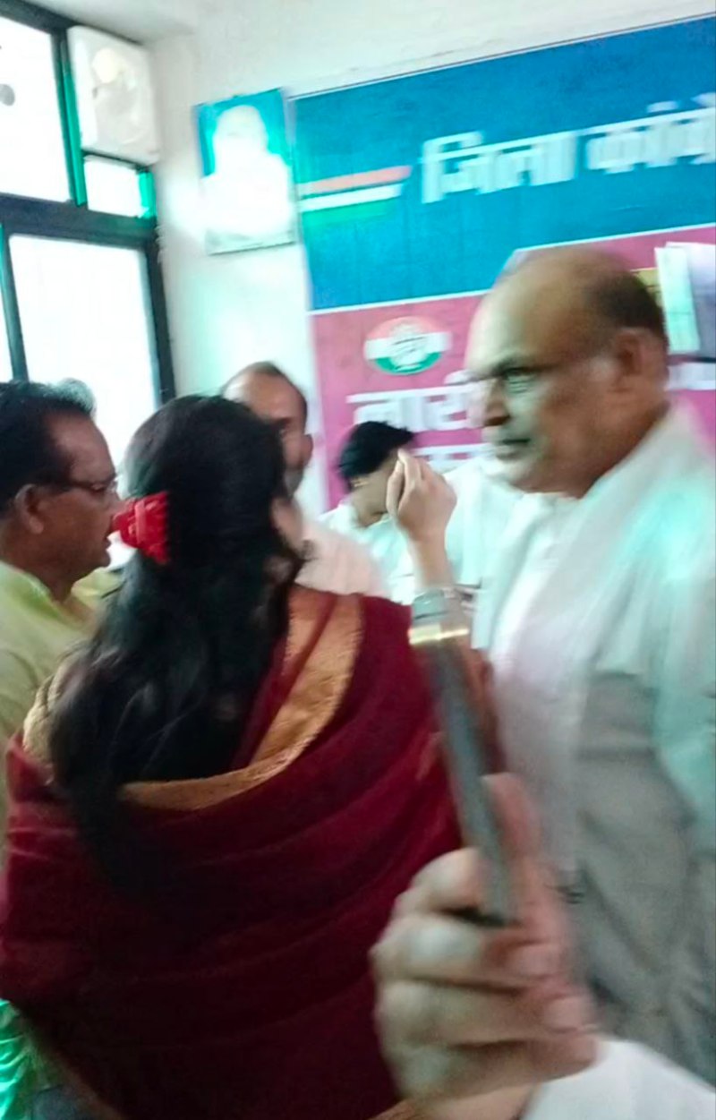 कांग्रेस नारी सम्मान योजना की प्रेस कॉन्फ्रेंस में उलझीं कांग्रेस नेत्री