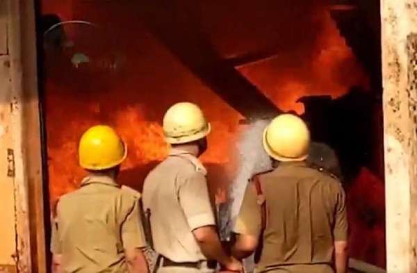 आग लगने का प्राथमिक अनुमान शॉर्ट सर्किट बताया जा रहा है। आग एमएस बीड़ी कास्टिंग नामक कारखाने में लगी। इस कारखाने में विभिन्न तरह के प्लास्टिक के उपकरण बनते हैं। पानी की बोतल, ढक्कन, ड्रम इत्यादि तैयार किए जाते हैं।