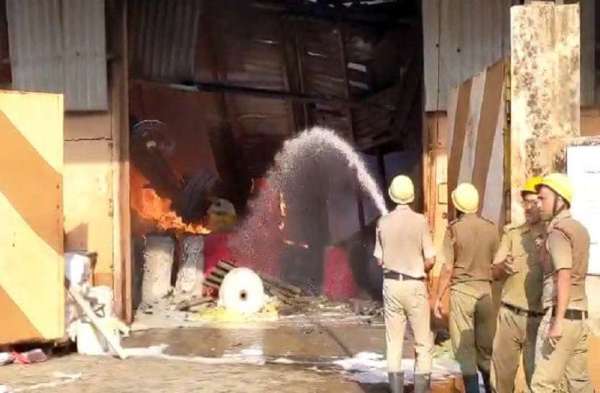 आग में किसी के हताहत होने की कोई खबर नहीं। आग लगने से लाखों रूपये का नुकसान का अनुमान लगाया जा रहा है। पुलिस और दमकल के अधिकारी मामले की जांच में जुटे हैं।