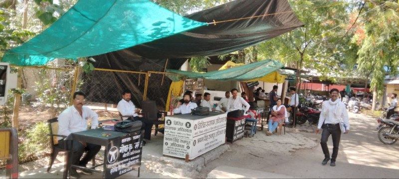 बरसाती पन्नियों के नीचे बैठकर लोगों को न्याय दिला रहे हैं अधिवक्ता