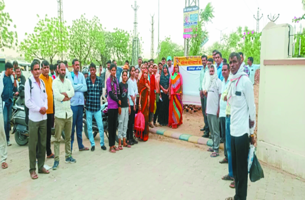 Patrika Photo Gallery- न्याय नहीं मिला तो करेंगे बड़ा आंदोलन, निकाला कैंडल मार्च