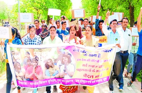 Patrika Photo Gallery- न्याय नहीं मिला तो करेंगे बड़ा आंदोलन, निकाला कैंडल मार्च