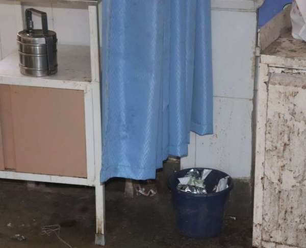 बांसवाड़ा . महात्मा गांधी चिकित्सालय मेल सर्जिकल वार्ड में मरीज के पास कचरे से अटा डस्टबीन।