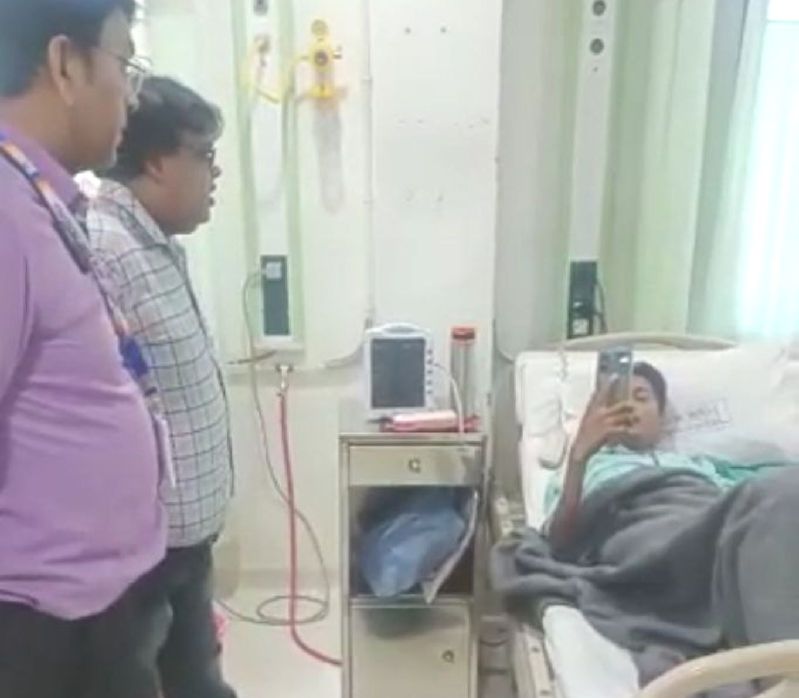 लोक स्वास्थ्य एवं परिवार कल्याण मंत्री डॉ. प्रभुराम चौधरी ने सोमवार को आकस्मिक रूप से बुरहानपुर जिले के सामुदायिक स्वास्थ्य केन्द्र नेपानगर मे पदस्थ चिकित्सा अधिकारी डॉ. अभिनय सोनी से वीडियो कॉलिंग के माध्यम से स्वास्थ्य केन्द्र में उपलब्ध सुविधाओं एवं मरीजों के उपचार संबंधी जानकारी ली।