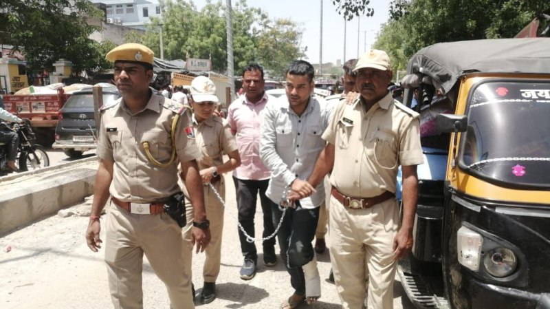 Video: जिस व्यापारी से फिरौती और मारपीट की उसी की दुकान के सामने लड़खड़ाते निकला आरोपी टोनी