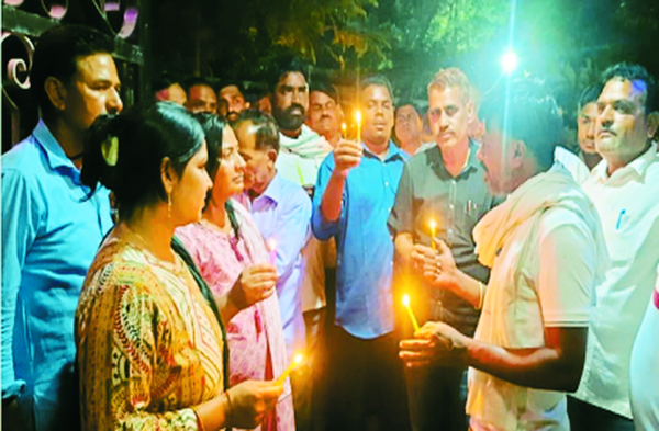 Patrika Photo Gallery- न्याय नहीं मिला तो करेंगे बड़ा आंदोलन, निकाला कैंडल मार्च