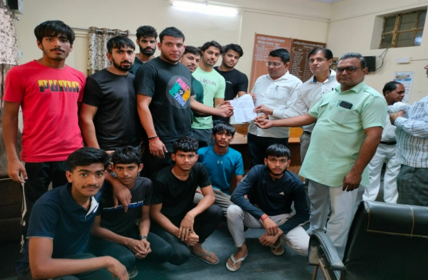 Patrika Photo Gallery- न्याय नहीं मिला तो करेंगे बड़ा आंदोलन, निकाला कैंडल मार्च