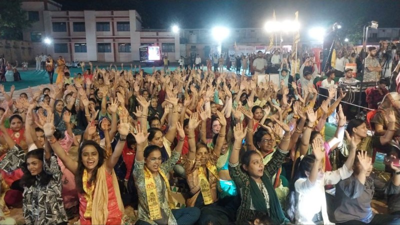 मिडिल स्कूल मैदान में मंदसौर,नागपुर,हैदराबार के गायकों ने खूब नचाया भजनों पर