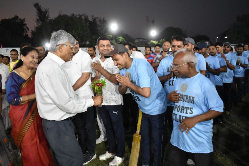 Chitrakoot news: मुख्य अतिथि डॉ जैन खिलाड़ियों से परिचय करते