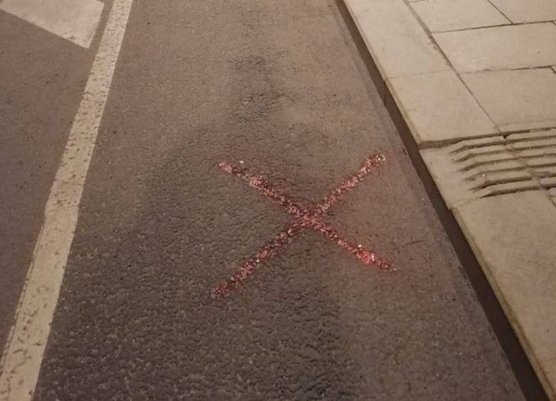 red_cross_mark_on_moscow_road.jpg