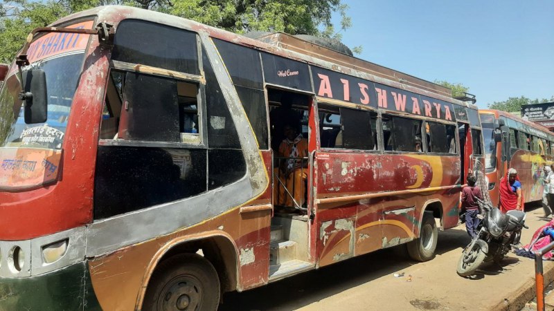 कंडम बसों में जान-जोखिम में डालकर सफर करने को मजबूर यात्री