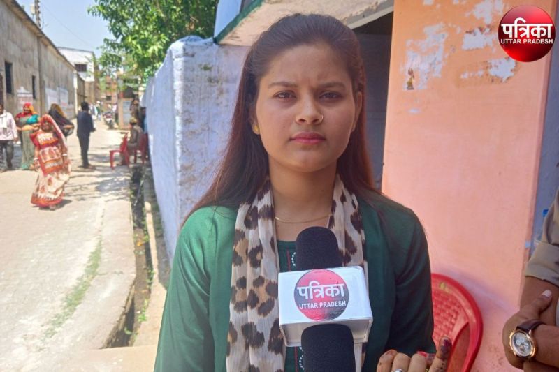 Nagar nikay chunaav: पहली बार मतदान करने गई मुस्कान केसरवानी की फोटो