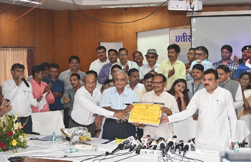 बस्तर की बेटियों ने किया कमाल, 10 वीं और 12वीं में टॉप-10 लिस्ट में बनाई जगह, बोलीं- डॉक्टर बनकर करना चाहती हूं सेवा