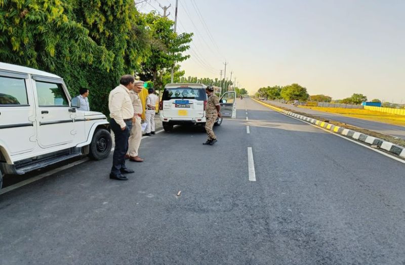 कैट रोड पर जिस स्थान पर एक्सीडेंट हुआ वहां डीसीपी जांच करने पहुंचे