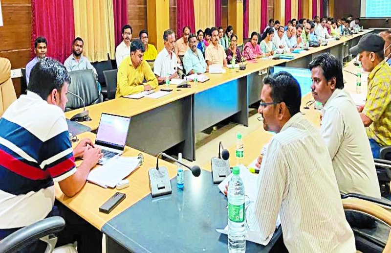 कलेक्टर ने जिले में अच्छे कार्य करने वाले अधिकारी-कर्मचारियों की सराहना की