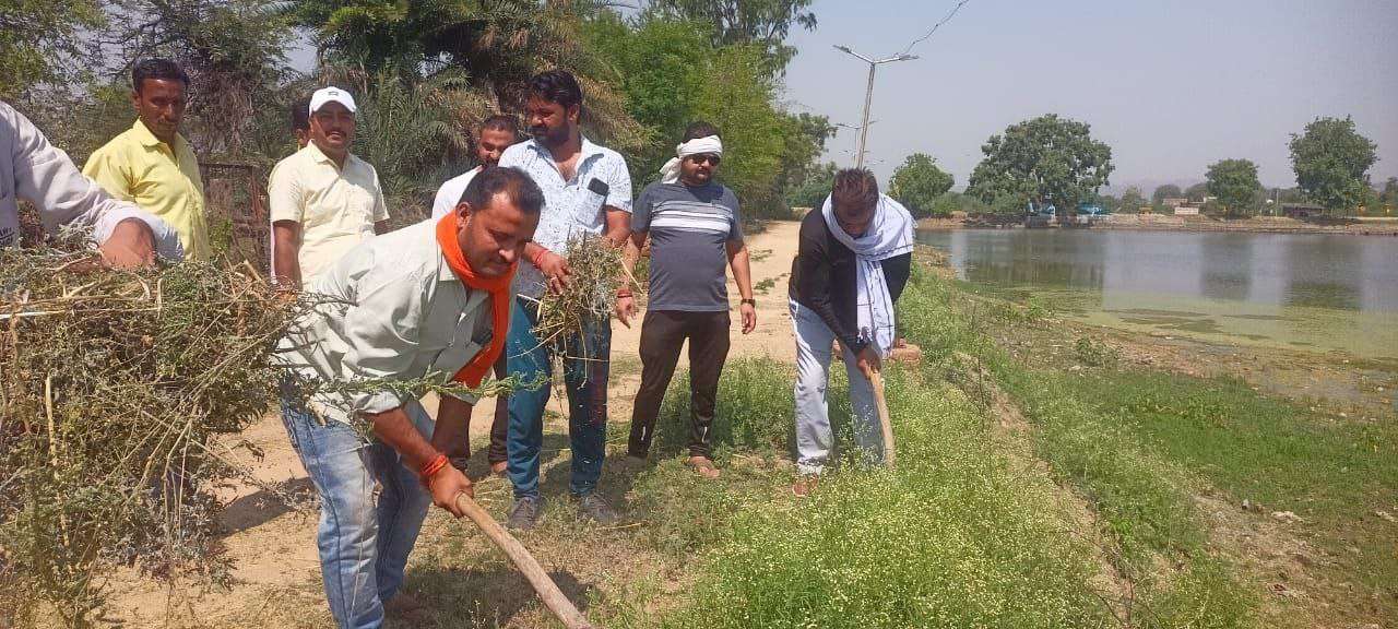 घाट किनारे उगी झाडिय़ों की सफाई का काम हुआ पूरा