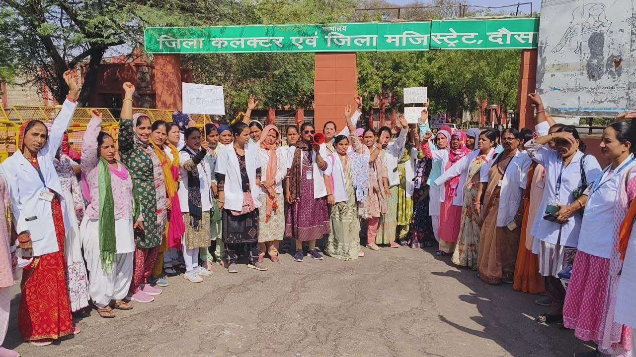 महिला स्वास्थ्यकर्मियों ने प्रदर्शन कर किया जयपुर कूच, अटकी जांचें