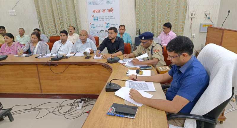 अधिकारियों के साथ बैठक करते डीएम