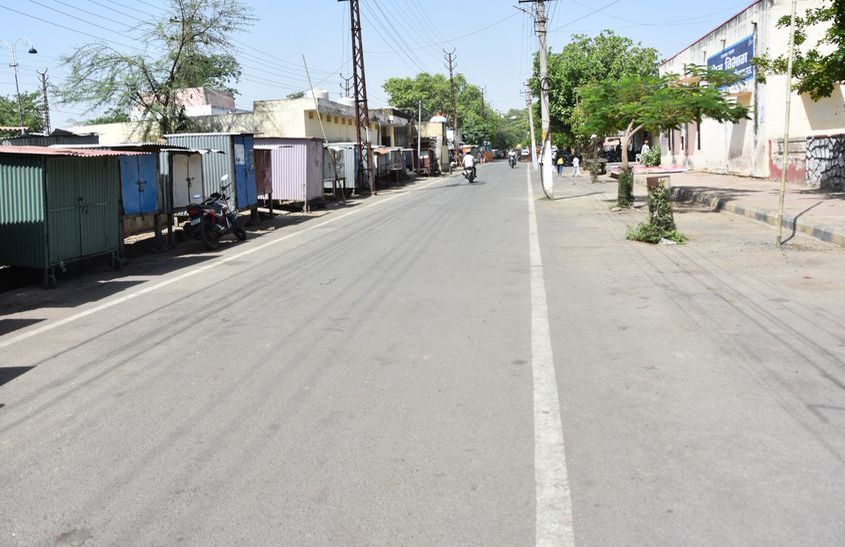 उफ यह गर्मी, सूनी राह, लू केे थपेडे