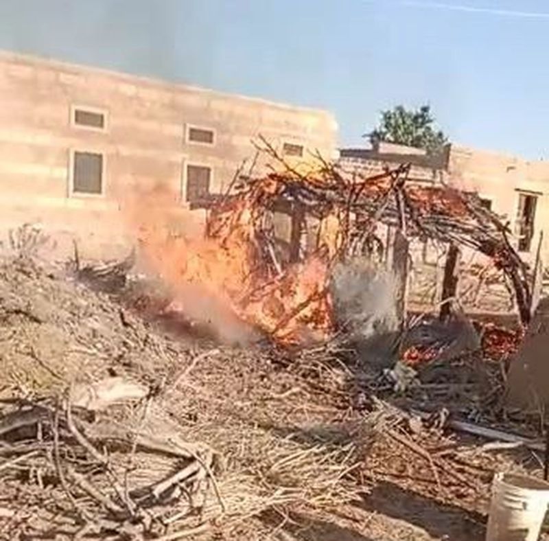 हाइटेंशन विद्युत तार टूटकर गिरी, बाड़े में लगी आग