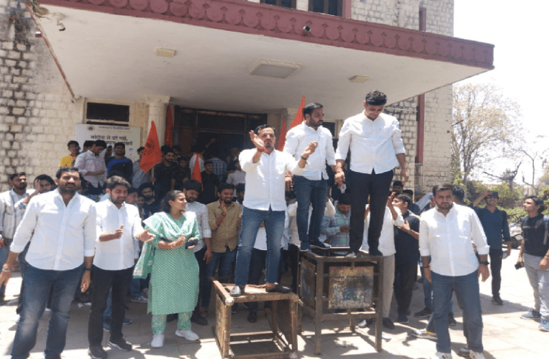 आरयू: छात्रों की मांगो को लेकर नरेन्द्र यादव ने किया प्रदर्शन