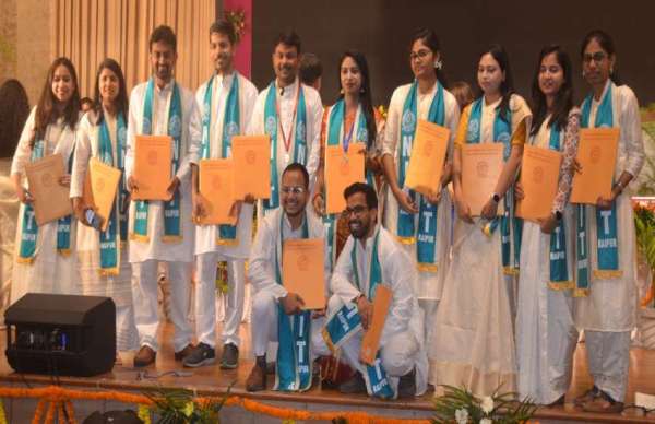 राष्ट्रीय प्रौद्योगिकी संस्थान, रायपुर का तेरहवां दीक्षांत समारोह को पंडित दीन दयाल उपाध्याय ऑडिटोरियम में आयोजित किया गया |