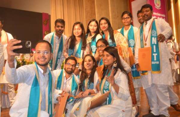 राष्ट्रीय प्रौद्योगिकी संस्थान, रायपुर का तेरहवां दीक्षांत समारोह को पंडित दीन दयाल उपाध्याय ऑडिटोरियम में आयोजित किया गया |