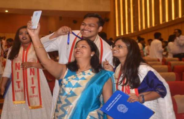 राष्ट्रीय प्रौद्योगिकी संस्थान, रायपुर का तेरहवां दीक्षांत समारोह को पंडित दीन दयाल उपाध्याय ऑडिटोरियम में आयोजित किया गया |