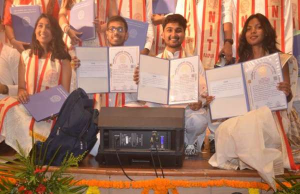 राष्ट्रीय प्रौद्योगिकी संस्थान, रायपुर का तेरहवां दीक्षांत समारोह को पंडित दीन दयाल उपाध्याय ऑडिटोरियम में आयोजित किया गया |