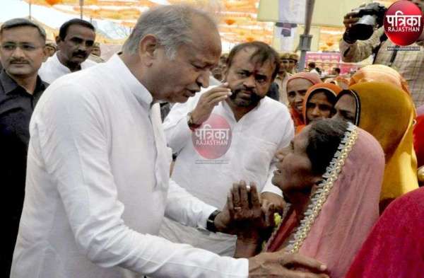 45 डिग्री पार तापमान में आमजन से मिले गहलोत, सुनी पीड़ा, देखें ये तस्वीरें...