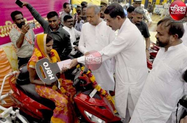 45 डिग्री पार तापमान में आमजन से मिले गहलोत, सुनी पीड़ा, देखें ये तस्वीरें...