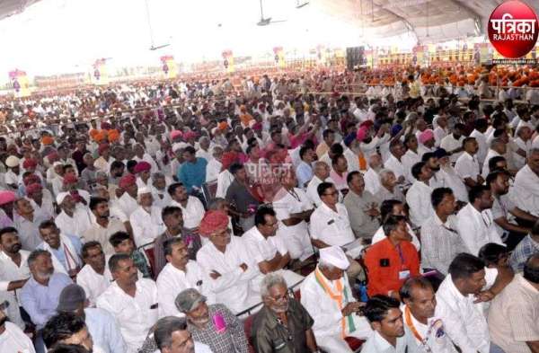 45 डिग्री पार तापमान में आमजन से मिले गहलोत, सुनी पीड़ा, देखें ये तस्वीरें...