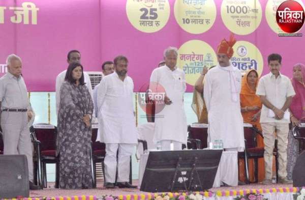 45 डिग्री पार तापमान में आमजन से मिले गहलोत, सुनी पीड़ा, देखें ये तस्वीरें...