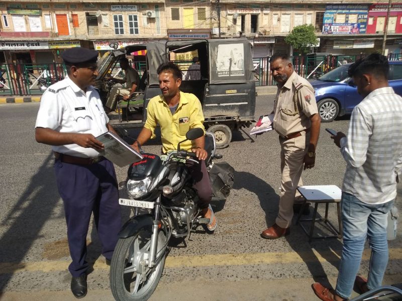हेलमेट नहीं पहनना पड़ा भारी, मिन्नतें नहीं आई काम, 1405 को भरना पड़ा चालान