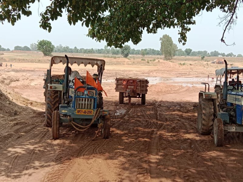 Illegal sand mining is happening day and night from Bhadar and Halfal river, administration silent