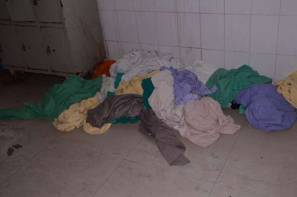 If you want to see the condition of the hospitals in Jhalawar, then see this photo gallery