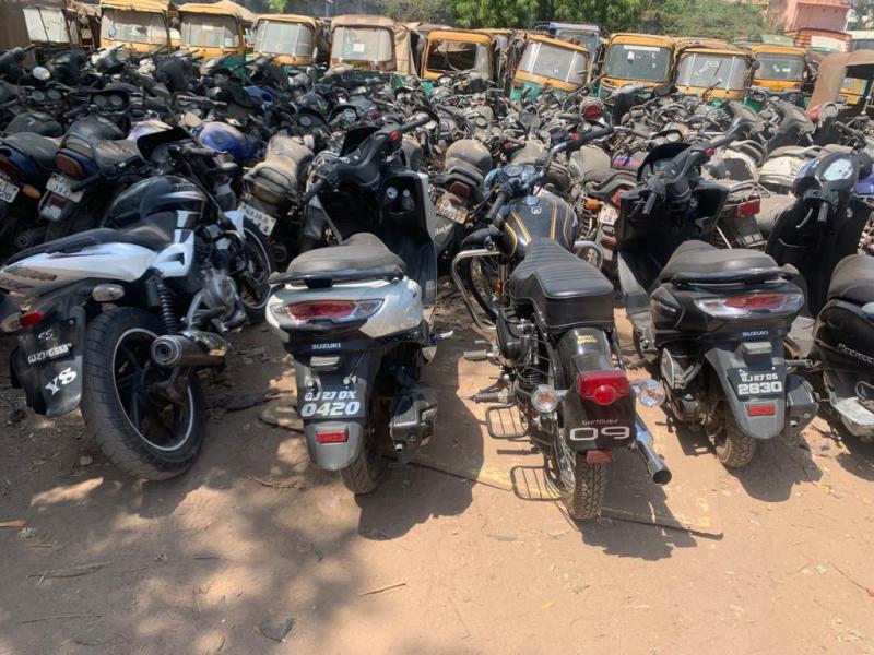 Ahmedabad video: फैंसी नंबर प्लेट वालों के विरुद्ध सख्त हुई ट्रैफिक पुलिस, एक दिन में 123 दुपहिया वाहन जप्त