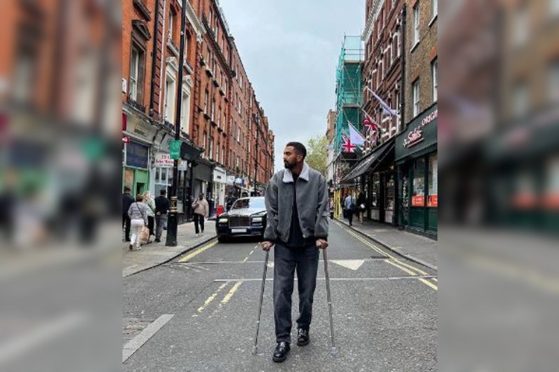 ऋषभ पंत ने फेंकी तो केएल राहुल ने थामी, लंदन में बैसाखी के सहारे चलते दिखे भारतीय बल्लेबाज।