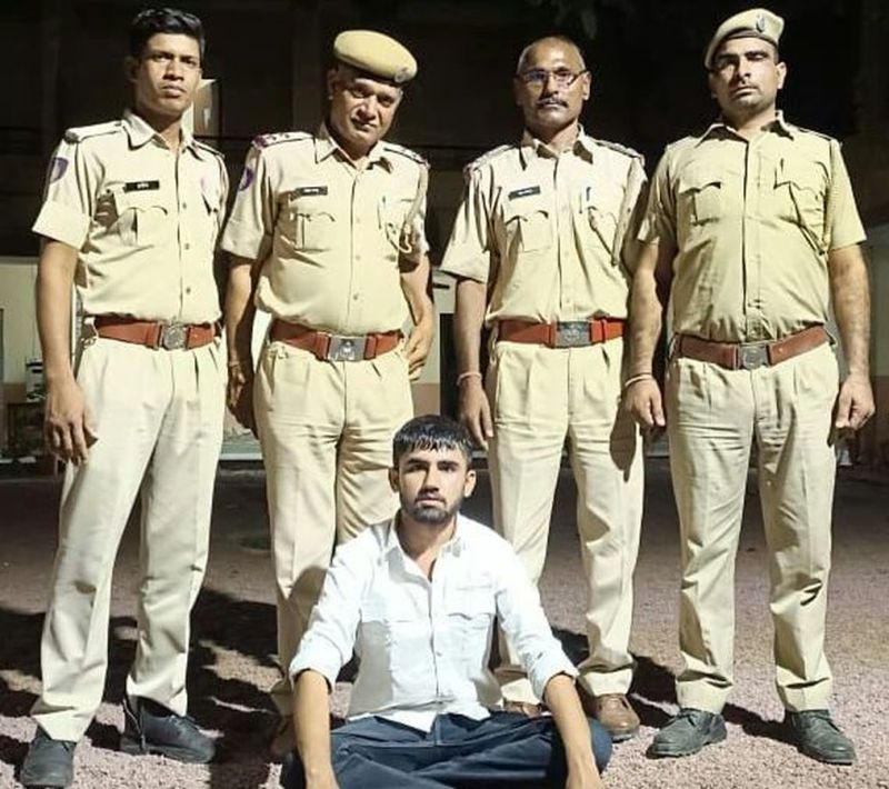 पुलिस का ऐसा खौफ कि पिस्तौल व 4 कारतूस लेकर थाने में सरेण्डर किया