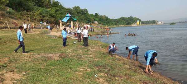पत्रिका अमृतम् जलम् अभियान के भागीरथी बने नगरवासी किया श्रमदान